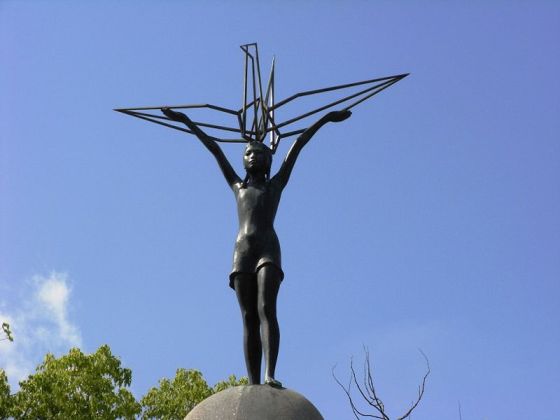 Статуя Садако Сасаки, венчающая Детский мемориал Мира в Парке Мира в Хиросиме